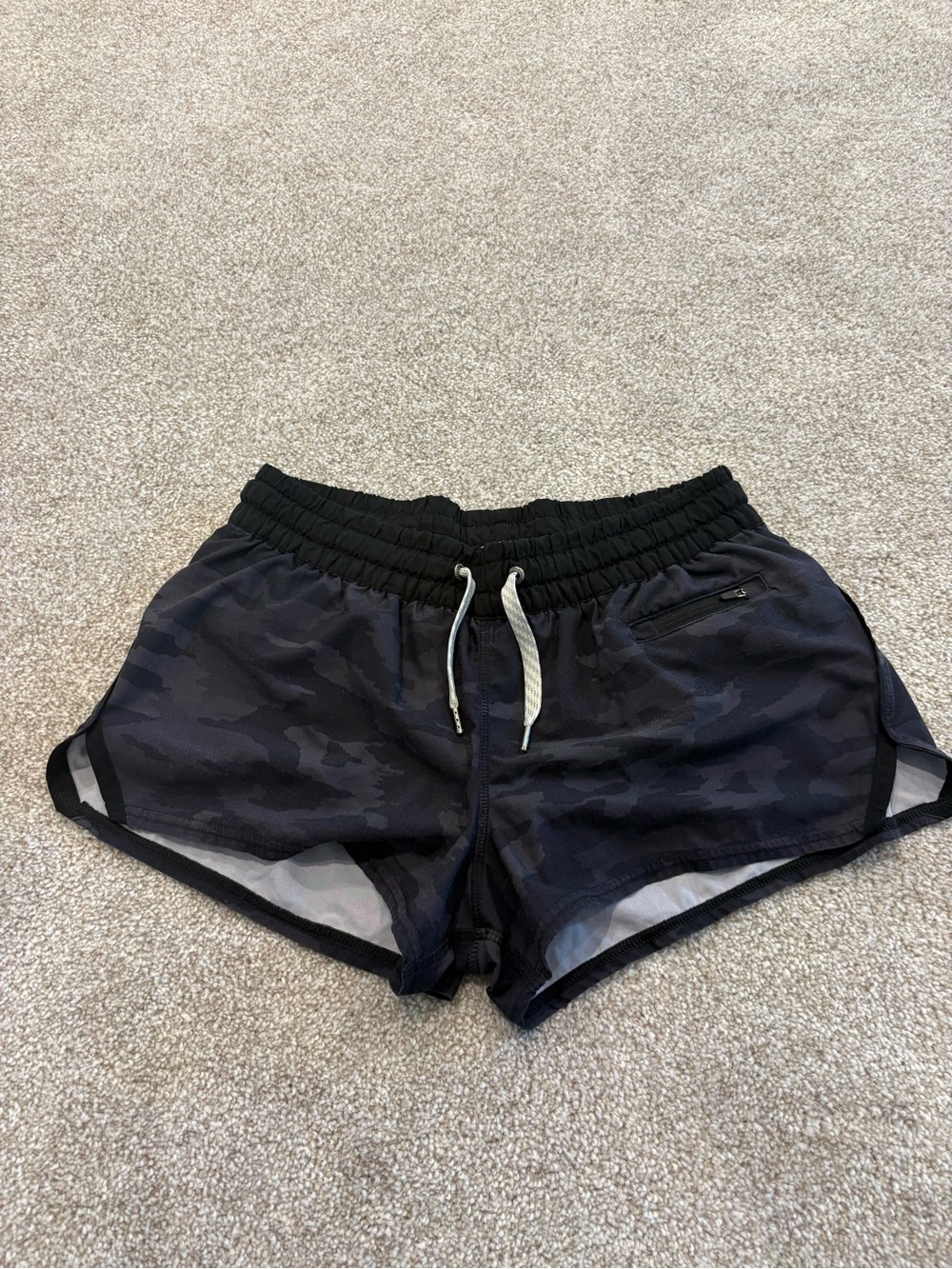 Vuori Clementine Camo shorts size small